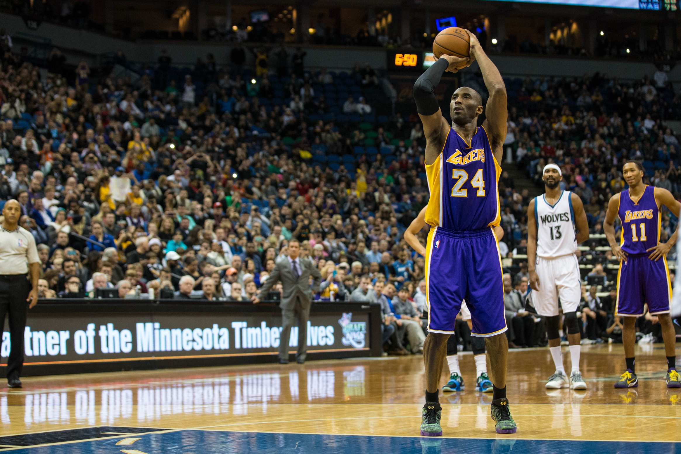 kobe passes jordan