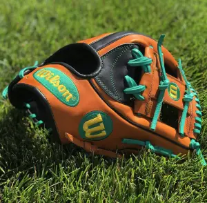 What glove does Matt Chapman use?